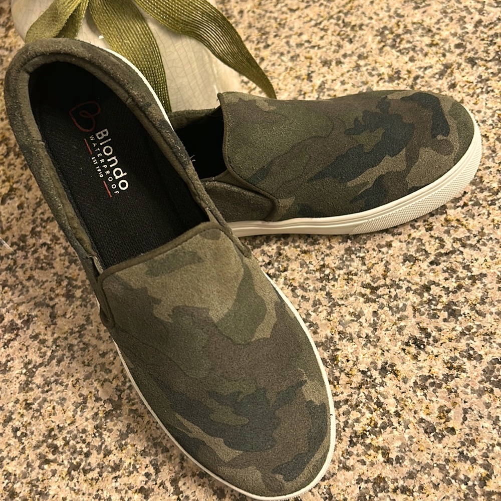 Blondo Gracie 2.0 Camo Waterproof Slip On Sneaker  Women's 7M Great Condition